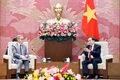National Assembly Chairman Tran Thanh Man (R) and Lao Minister of Foreign Affairs Thongsavanh Phomvihane in Ha Noi on December 18. (Photo: VNA) 
