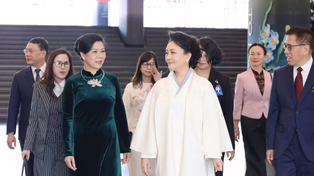 Professor Peng Liyuan, spouse of General Secretary of the Communist Party of China Central Committee and Chinese President Xi Jinping, and Ngo Phuong Ly, spouse of General Secretary of the Communist Party of Viet Nam Central Committee and Vietnamese President To Lam, visited China's National Centre for the Performing Arts (NCPA) in Beijing on April 15.