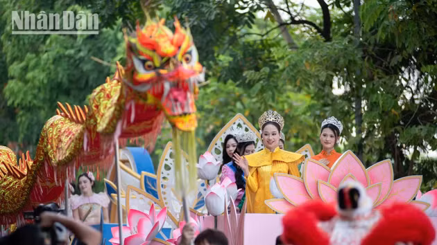 A highlight of the festival is the "Lotus takes to the streets" artistic parade, which brings together more than 2,000 participants from clubs across Ha Noi.