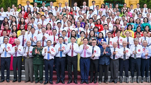 State President Luong Cuong meets with outstanding journalists in Ha Noi 