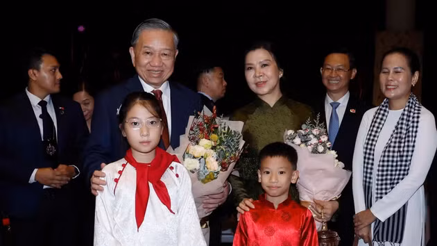Officials and staff of the Vietnamese Embassy, along with the Vietnamese community in Singapore, welcome Party General Secretary and State President To Lam and his spouse. (Photo: Thong Nhat/VNA)