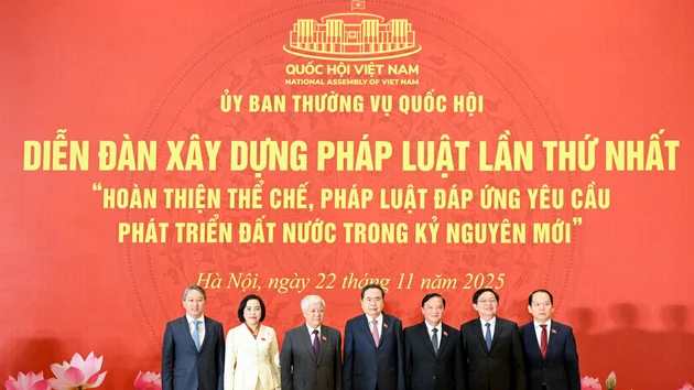 National Assembly Chairman Tran Thanh Man (fourth from left) and delegates attending the first-ever lawmaking forum 