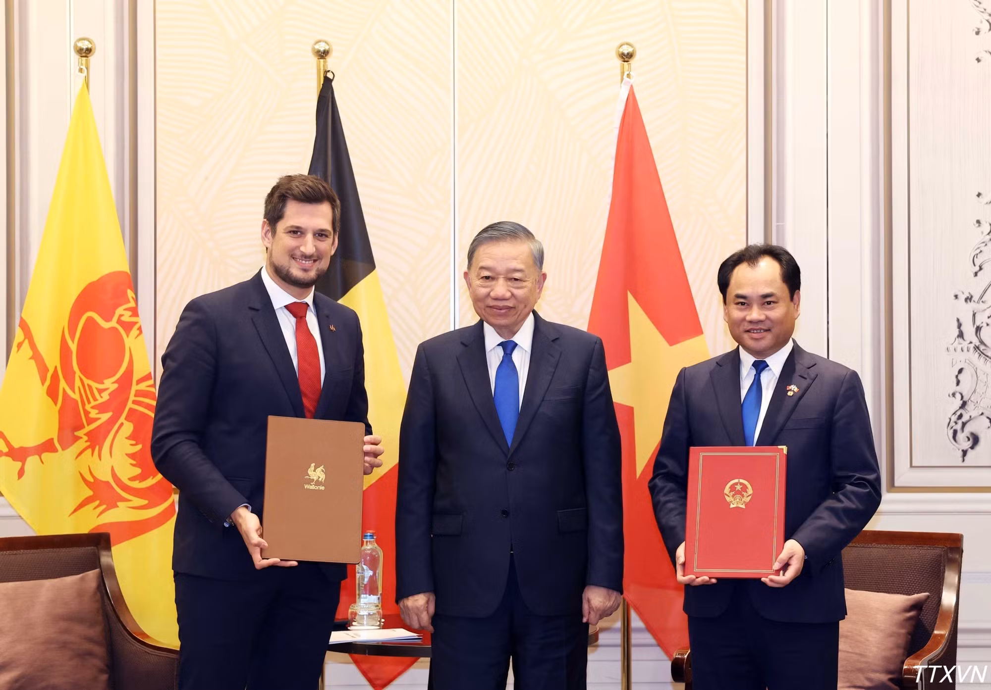 General Secretary and President To Lam witnesses the exchange of a memorandum of understanding on cooperation between the Ministry of Agriculture and Environment and the Wallonia regional government on agriculture, resource management and environmental protection. (Photo: Thong Nhat/VNA)
