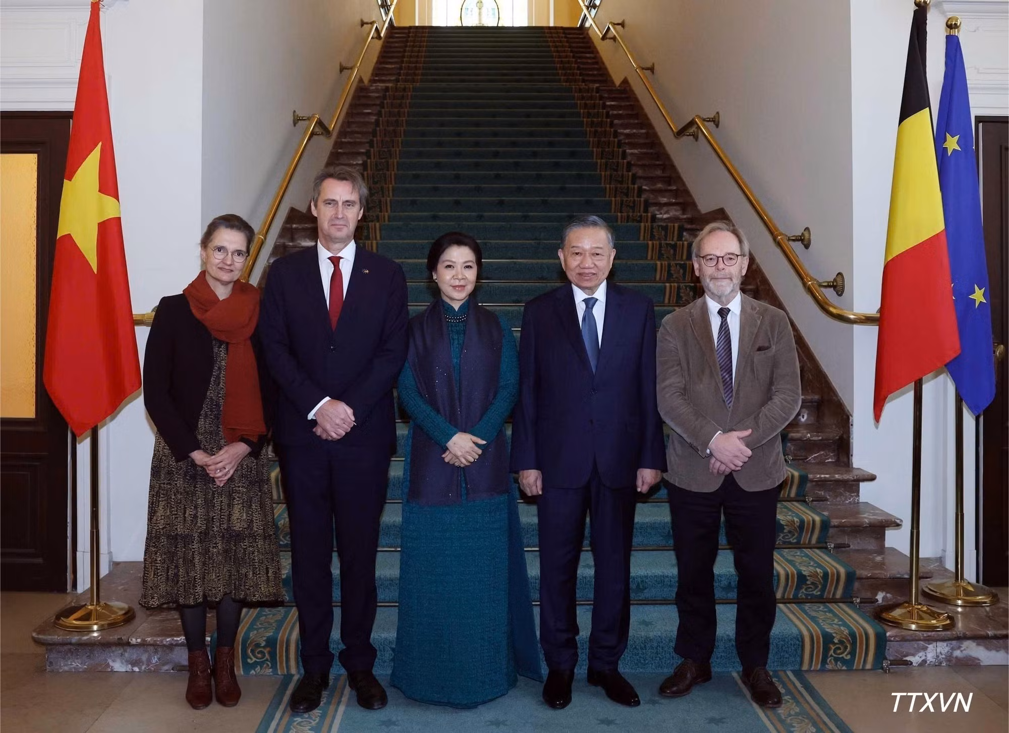 General Secretary and President To Lam and his spouse Ngo Phuong Ly, together with President of the House of Representatives Peter De Roover (far right), Speaker of the Senate Vincent Blondel (second from left) and his spouse, visit the headquarters of the Belgian Federal Parliament. (Photo: VNA)