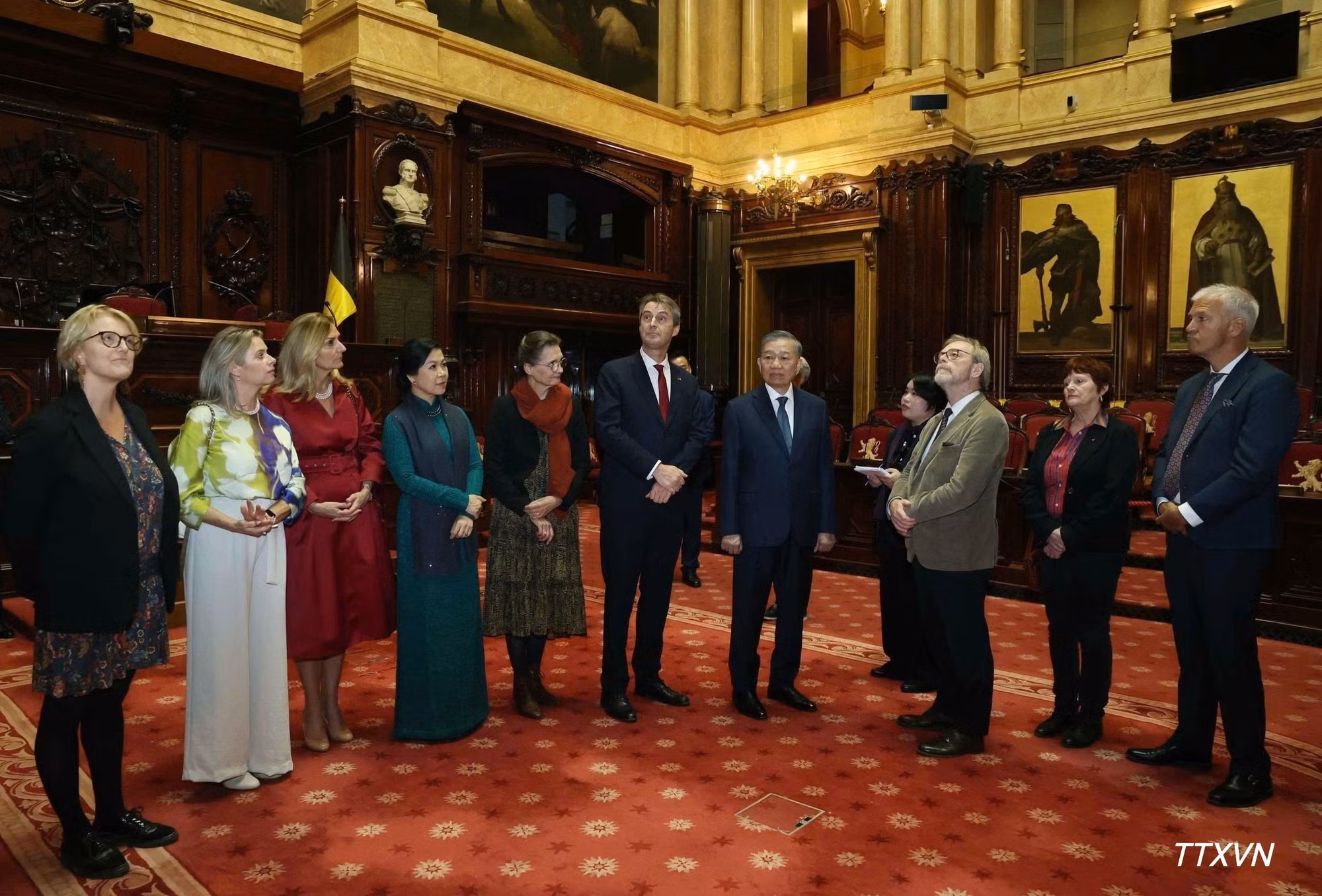 General Secretary and President To Lam and his spouse Ngo Phuong Ly, together with Speaker of the Senate Vincent Blondel and President of the House of Representatives Peter De Roover, visit the Belgian Parliament. (Photo: VNA)