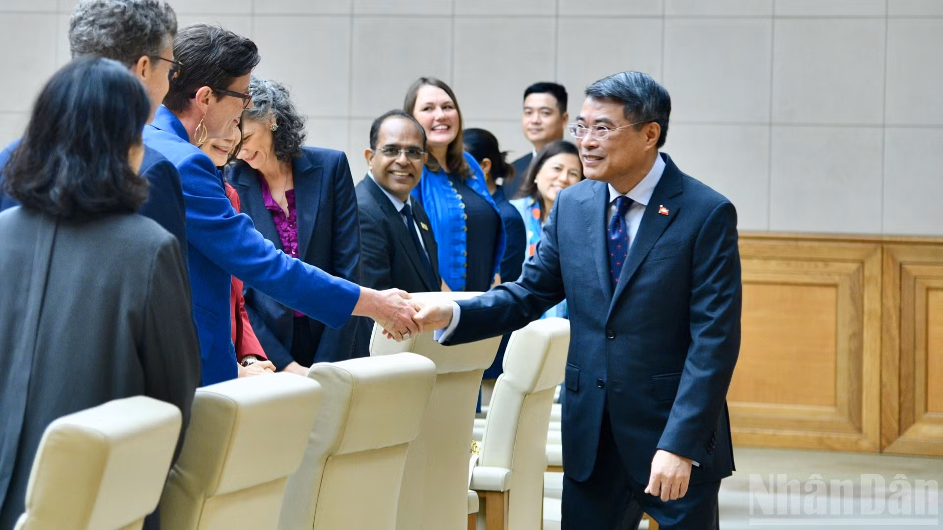 Prime Minister Le Minh Hung shakes hands with the heads of United Nations organisations in Viet Nam in a welcoming gesture. (Photo: THANH GIANG)