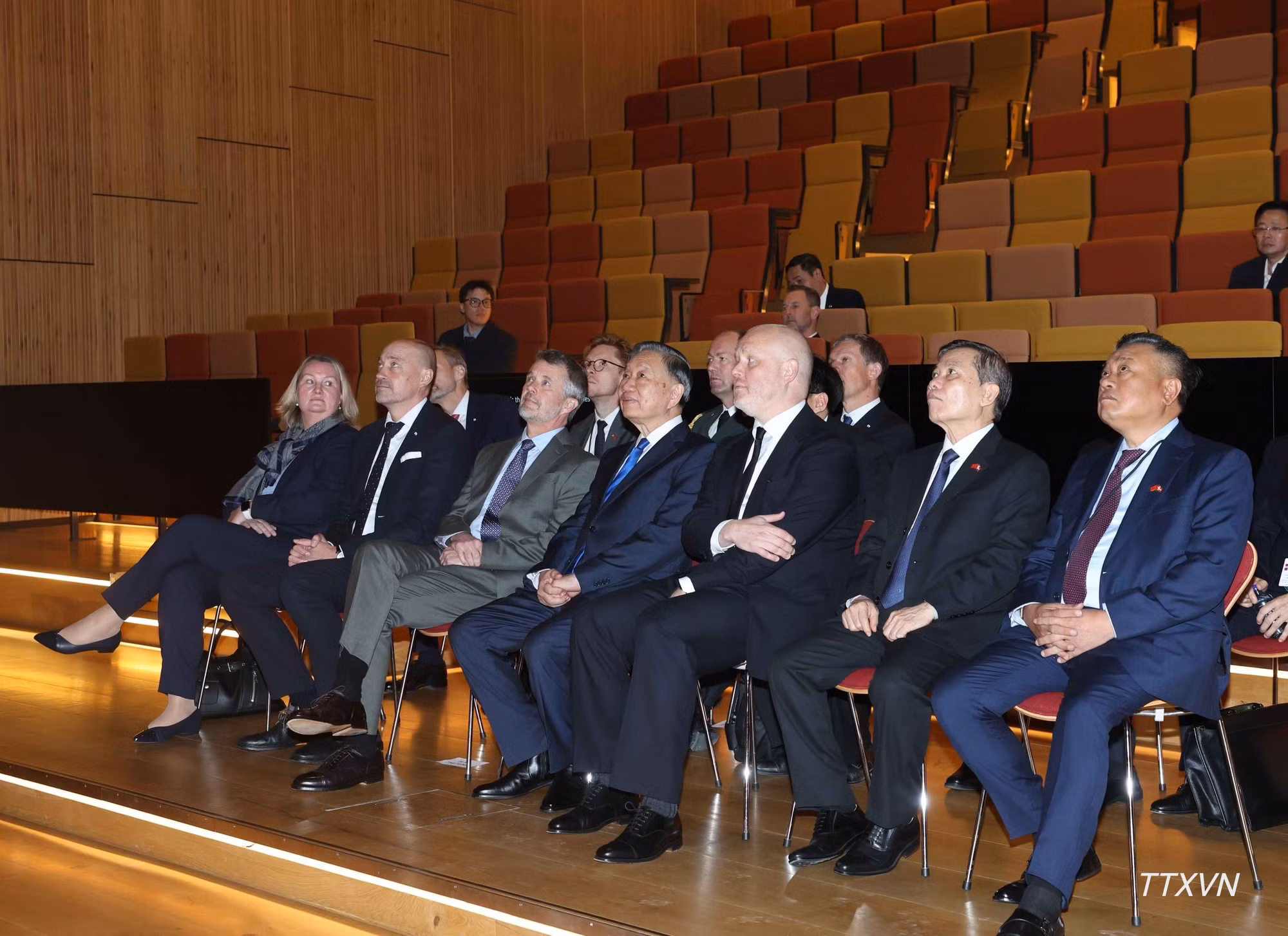 General Secretary of the Communist Party of Viet Nam Central Committee and President To Lam accompanied by Danish King Frederik visit the Niels Bohr Institute at the University of Copenhagen.