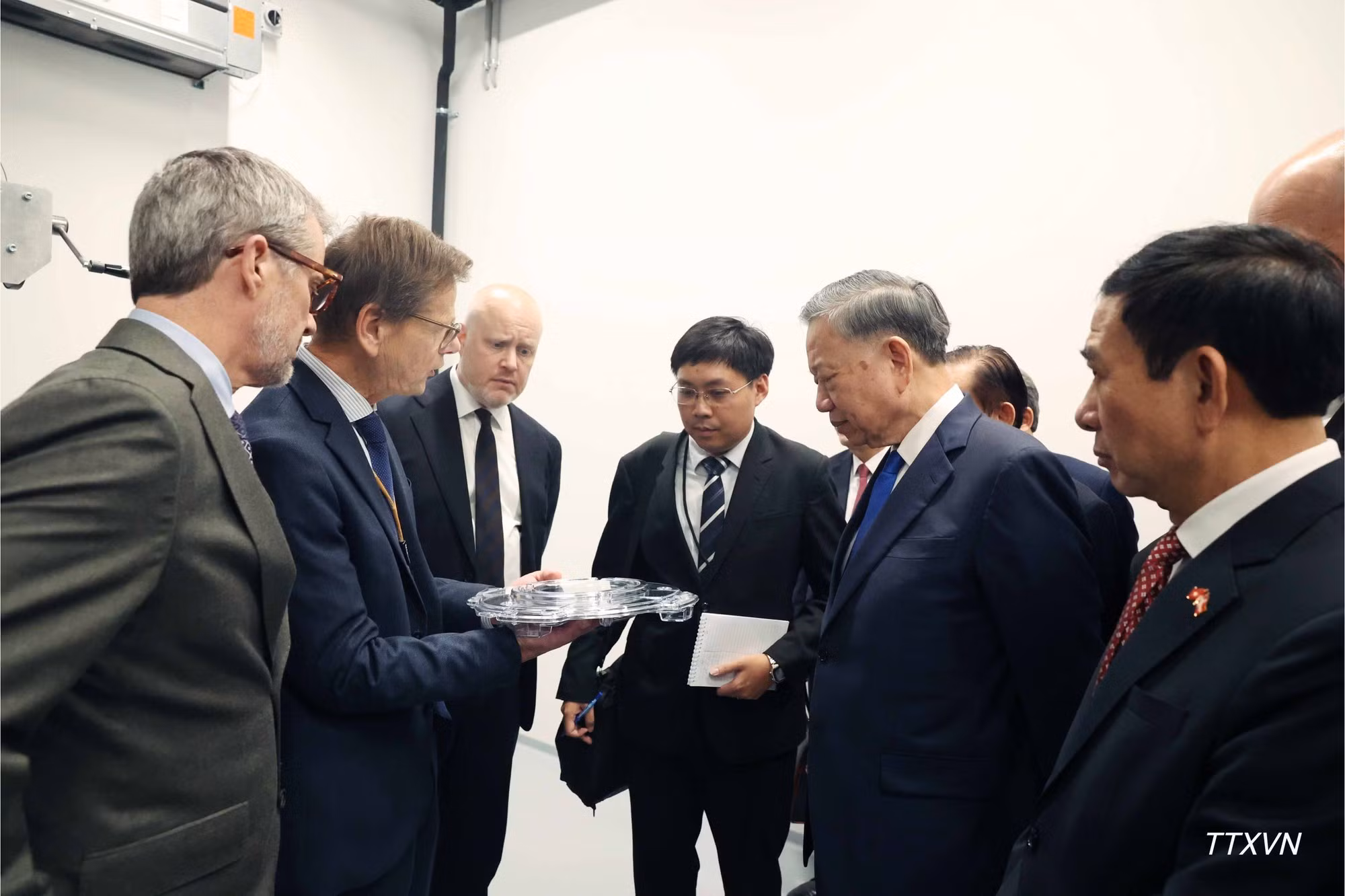 General Secretary of the Communist Party of Viet Nam Central Committee and President To Lam accompanied by Danish King Frederik visit the Niels Bohr Institute at the University of Copenhagen.