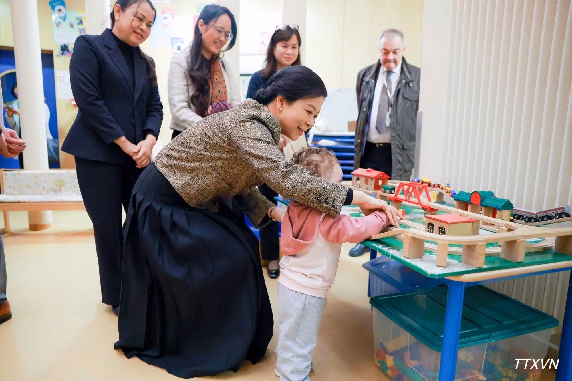 Madam Ngo Phuong Ly, spouse of the General Secretary and President, visits pediatric patients undergoing treatment at HUDERF. (Photo: VNA)