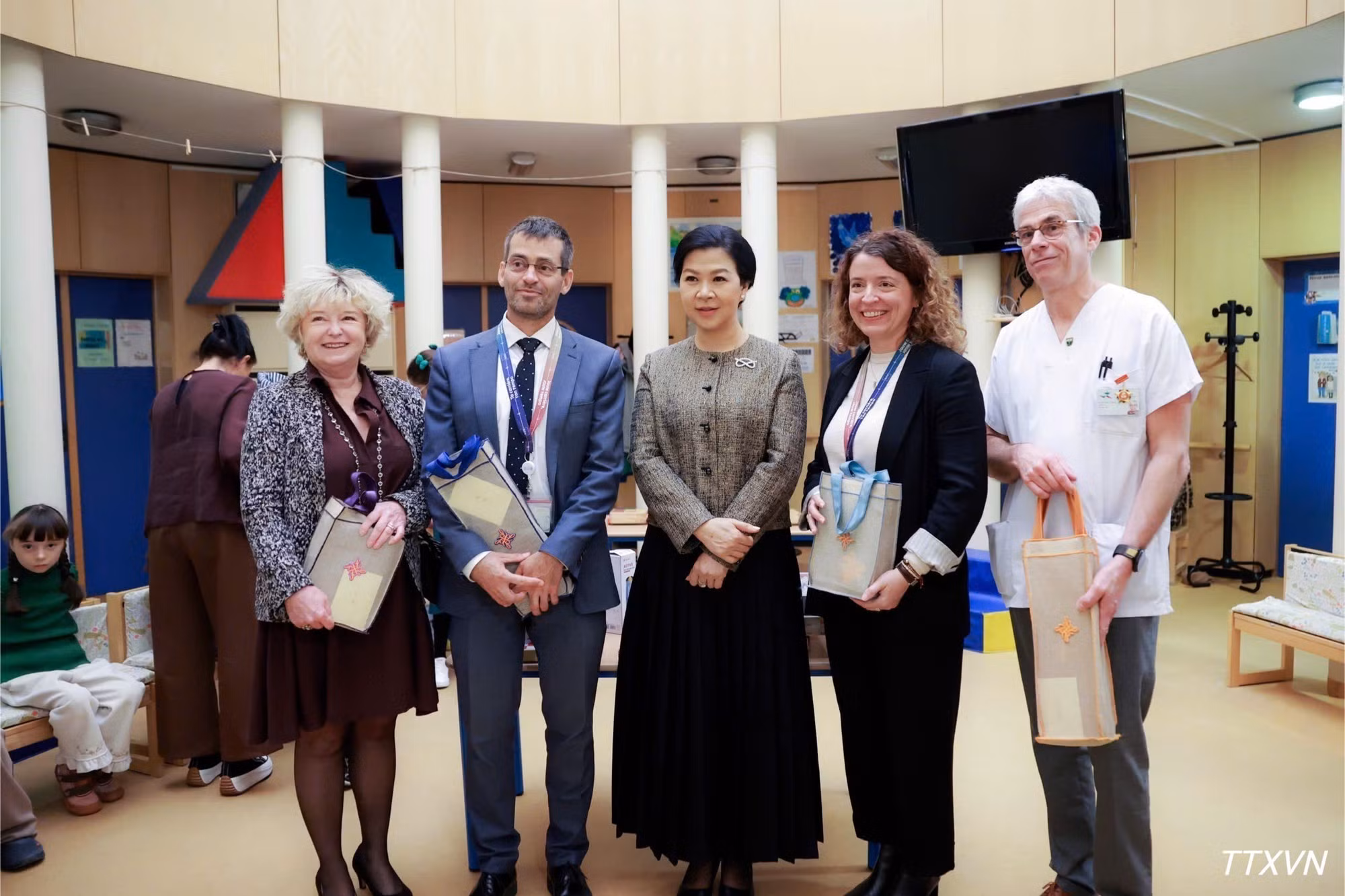 Madam Ngo Phuong Ly, spouse of the General Secretary and President, with officials and staff of HUDERF. (Photo: VNA)