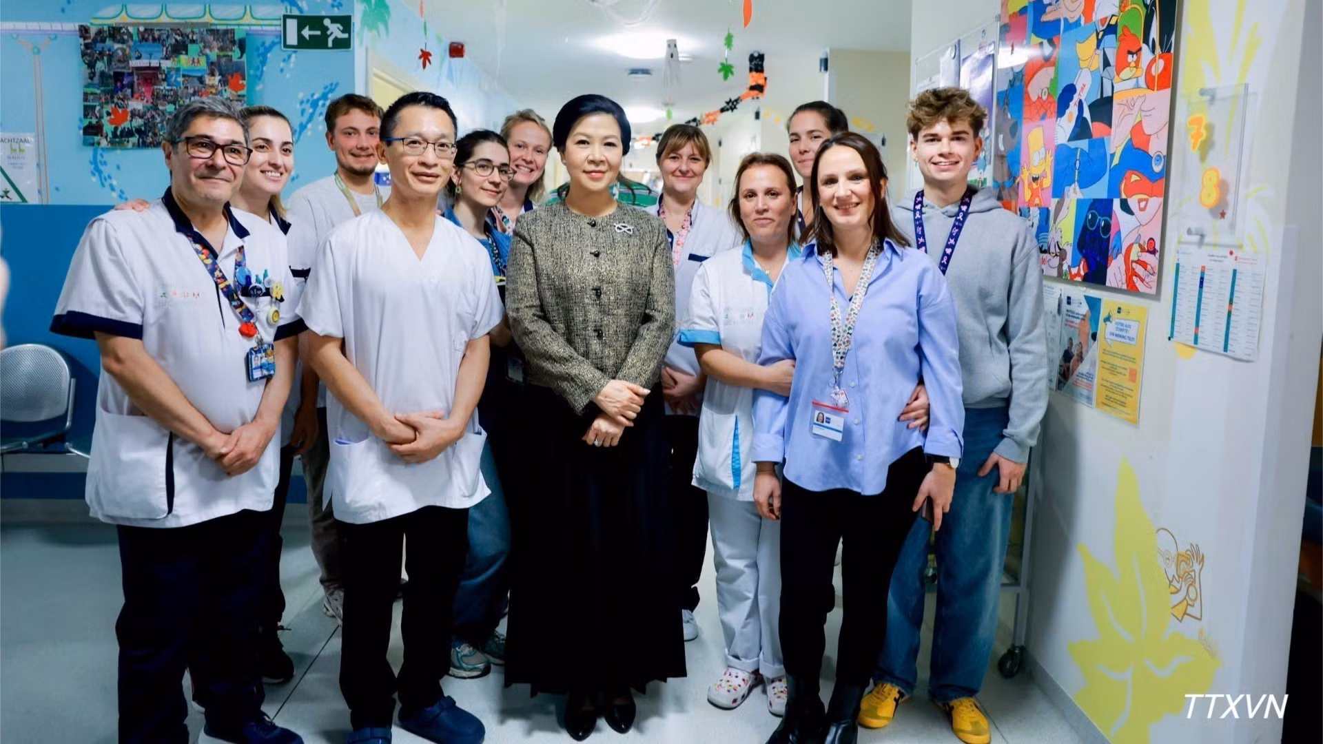 Madam Ngo Phuong Ly, spouse of the General Secretary and President, meets with the staff of the Queen Fabiola Children’s University Hospital (HUDERF). (Photo: VNA)