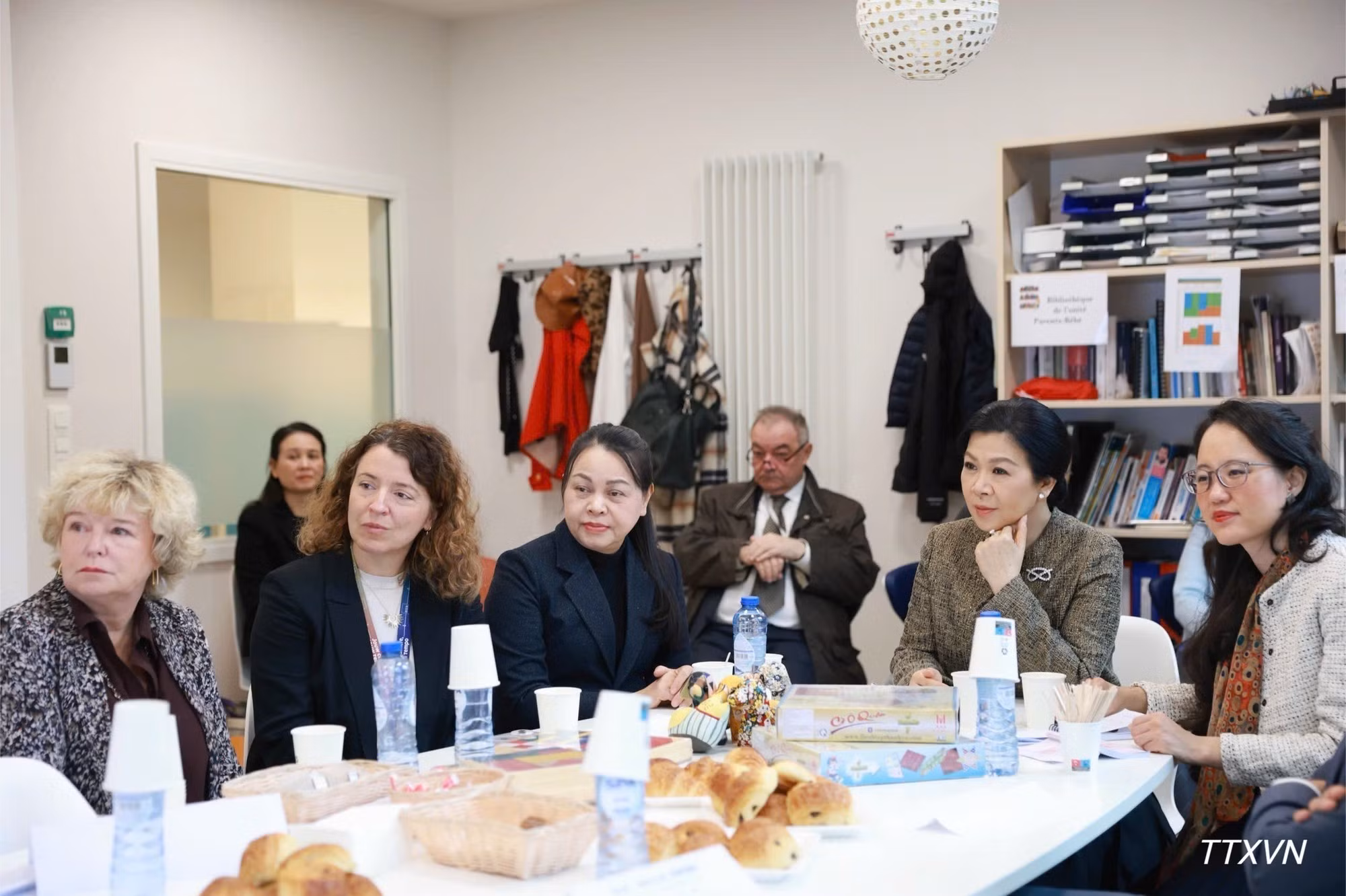 Madam Ngo Phuong Ly, spouse of the General Secretary and President, listens to an introduction to HUDERF's functions, scale and activities in caring for and treating children. (Photo: VNA)