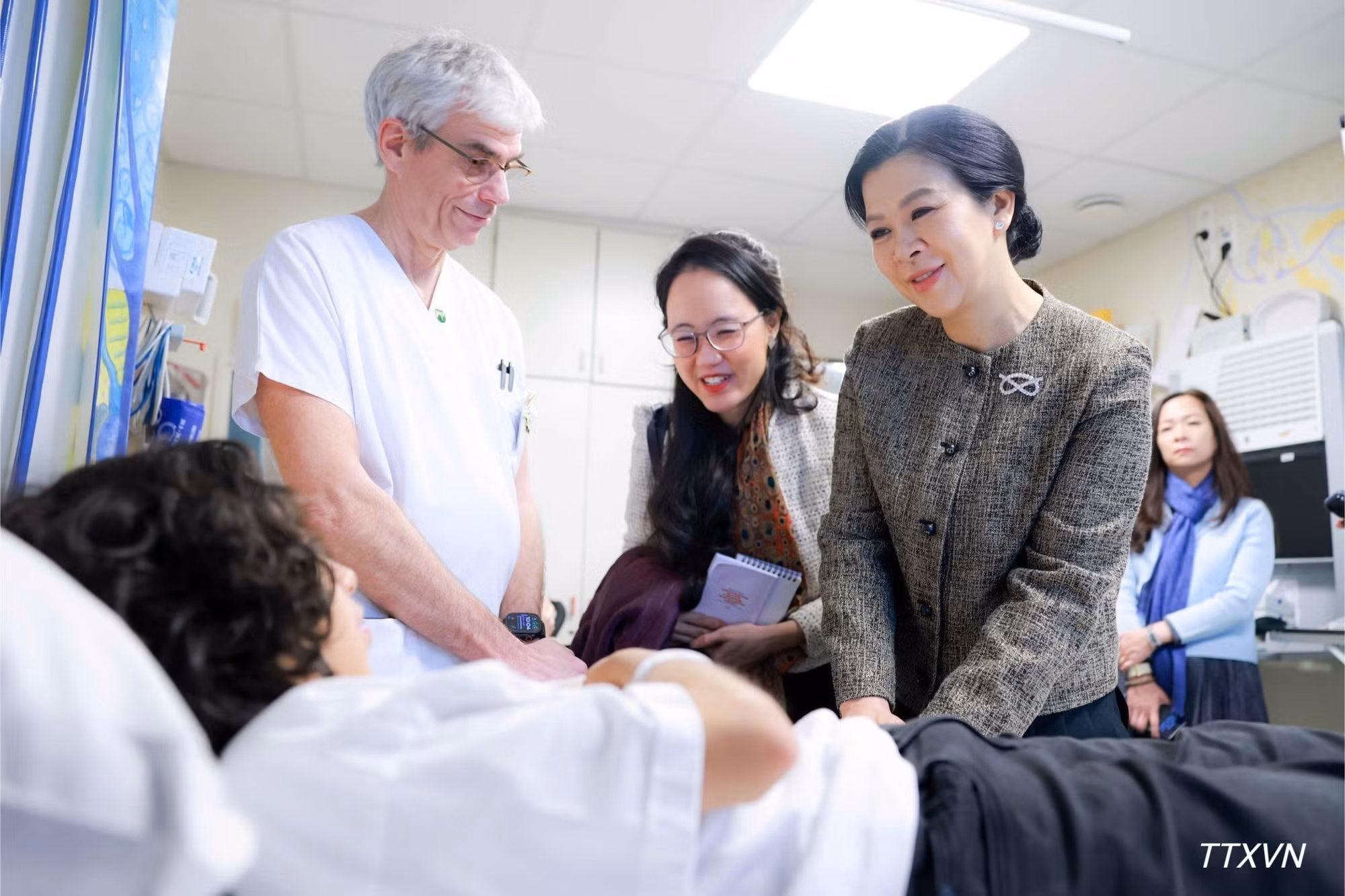 Madam Ngo Phuong Ly, spouse of the General Secretary and President, visits patients undergoing treatment at HUDERF. (Photo: VNA)