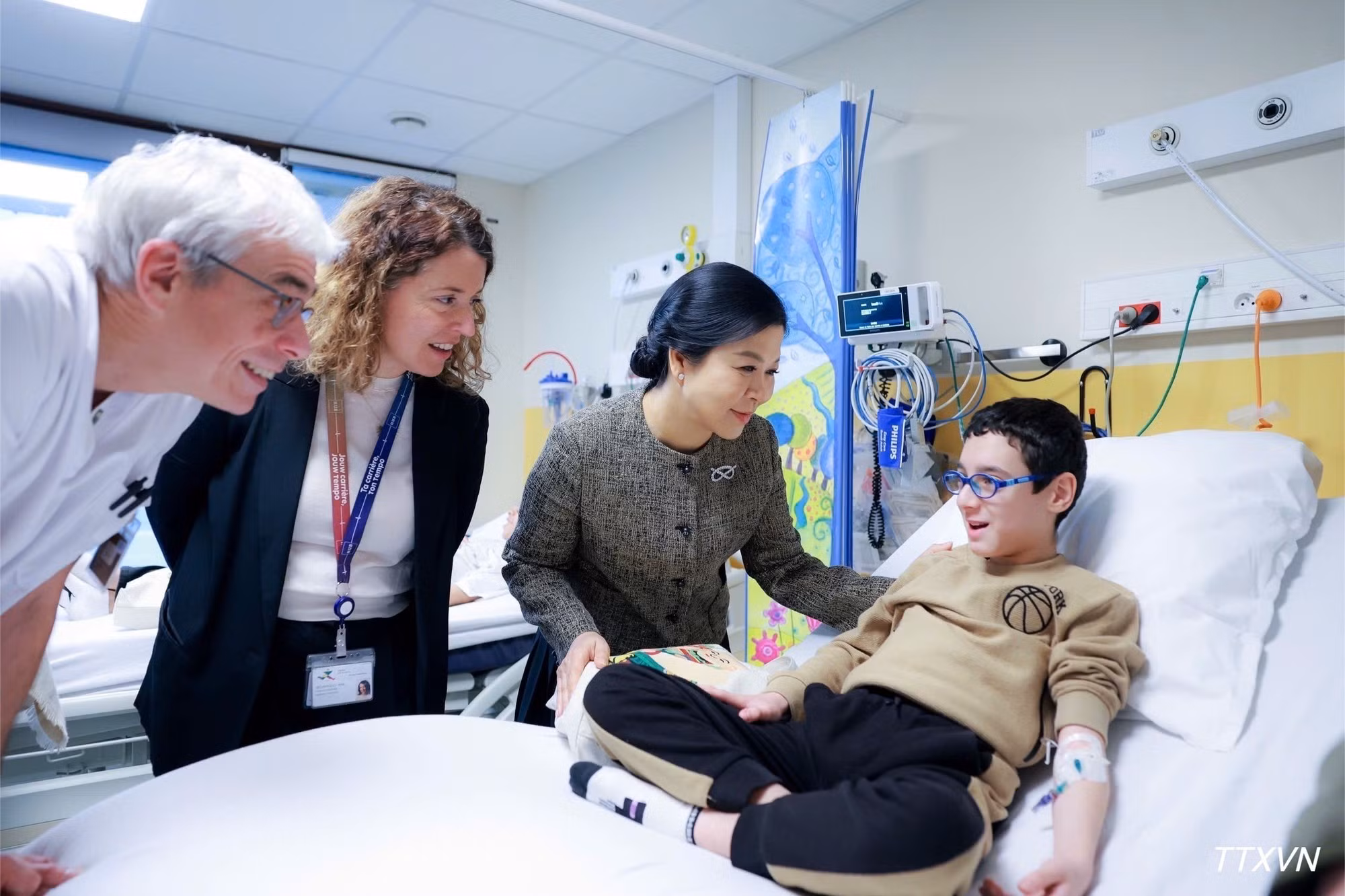 Madam Ngo Phuong Ly, spouse of the General Secretary and President, visits a pediatric patient undergoing treatment at HUDERF. (Photo: VNA)