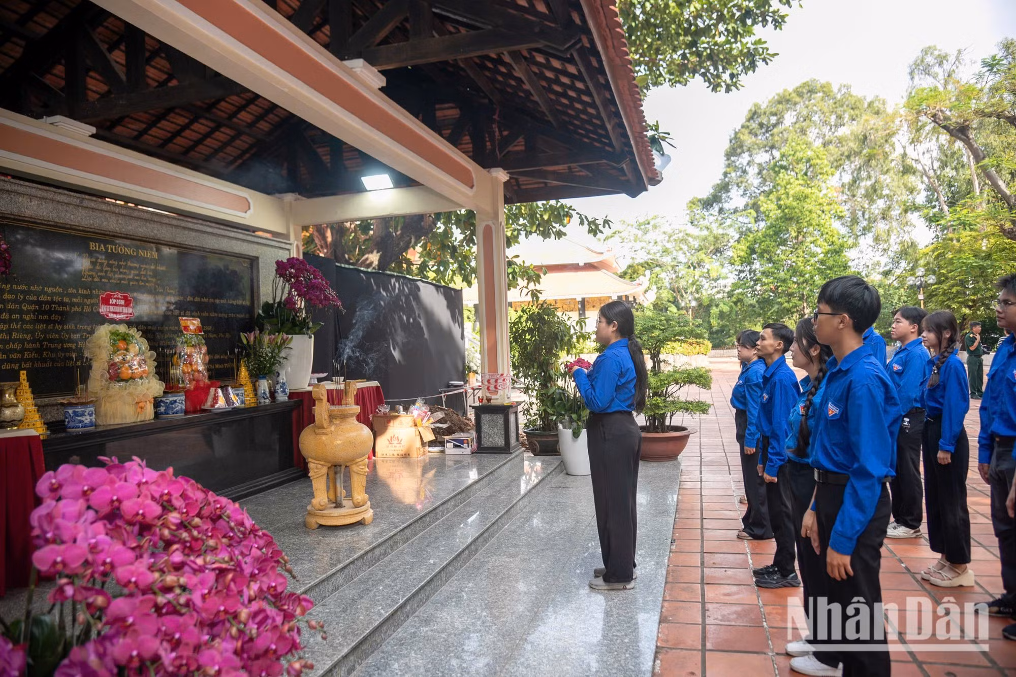 Trade unions, veterans' associations, youth organisations and families of fallen soldiers from across the country have travelled to the site to offer incense in tribute.
