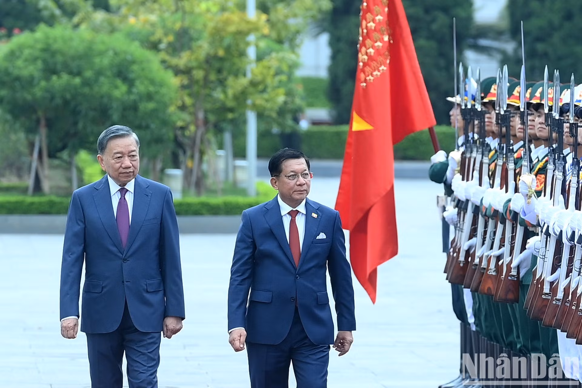 General Secretary and President To Lam and Myanmar President Min Aung Hlaing review the Guard of Honour of the Viet Nam People’s Army at the welcoming ceremony.