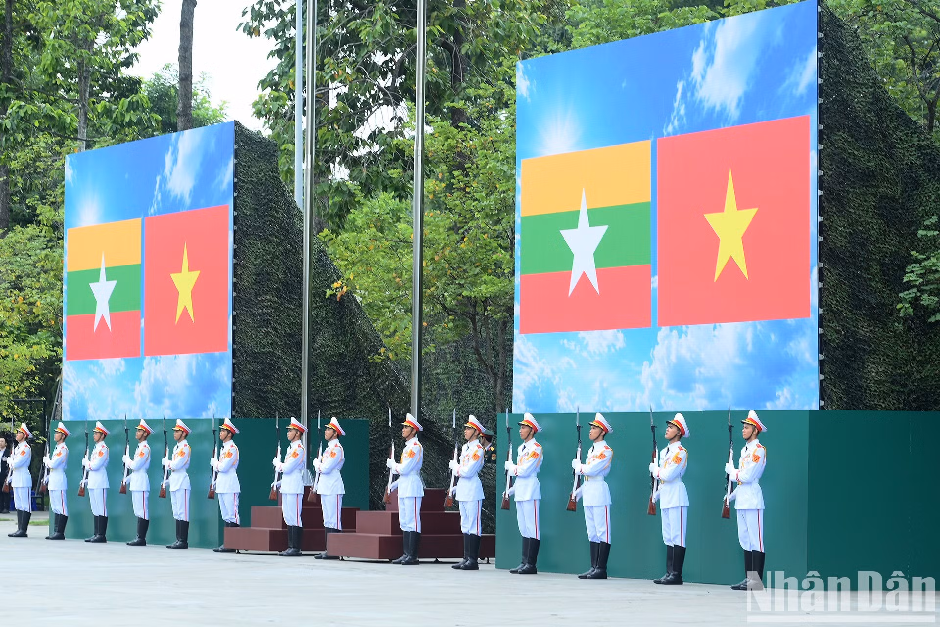 The flag-raising ceremony at the welcoming ceremony.