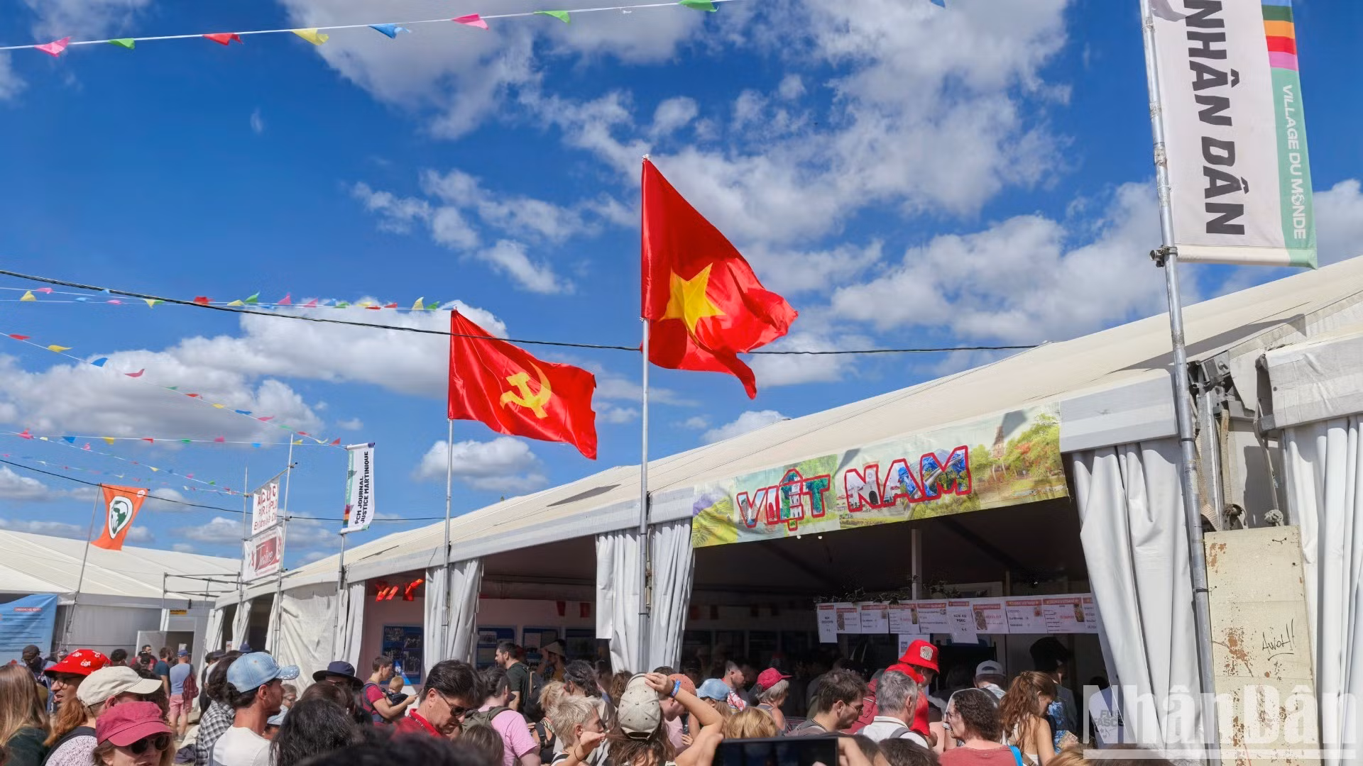 The exhibition booth organised by Nhan Dan Newspaper at the 91st L’Humanité Festival.