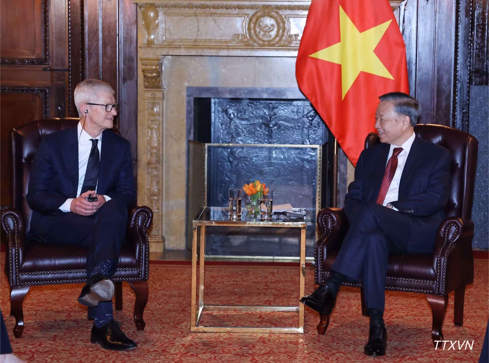 General Secretary and President To Lam meets with Apple Executive Chair Tim Cook. (Photo: Thong Nhat/VNA)