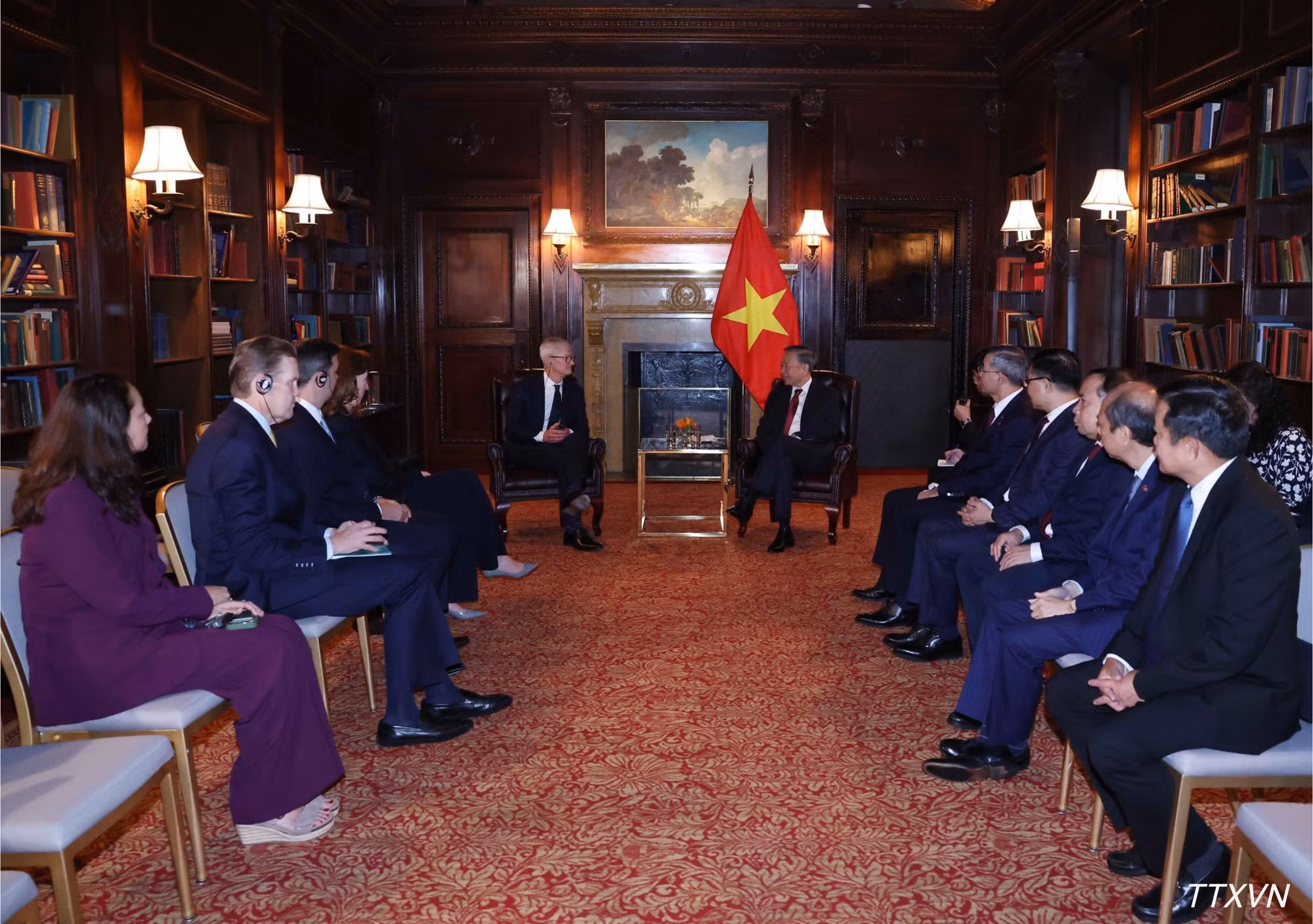 General Secretary and President To Lam meets with Apple Executive Chair Tim Cook. (Photo: Thong Nhat/VNA)