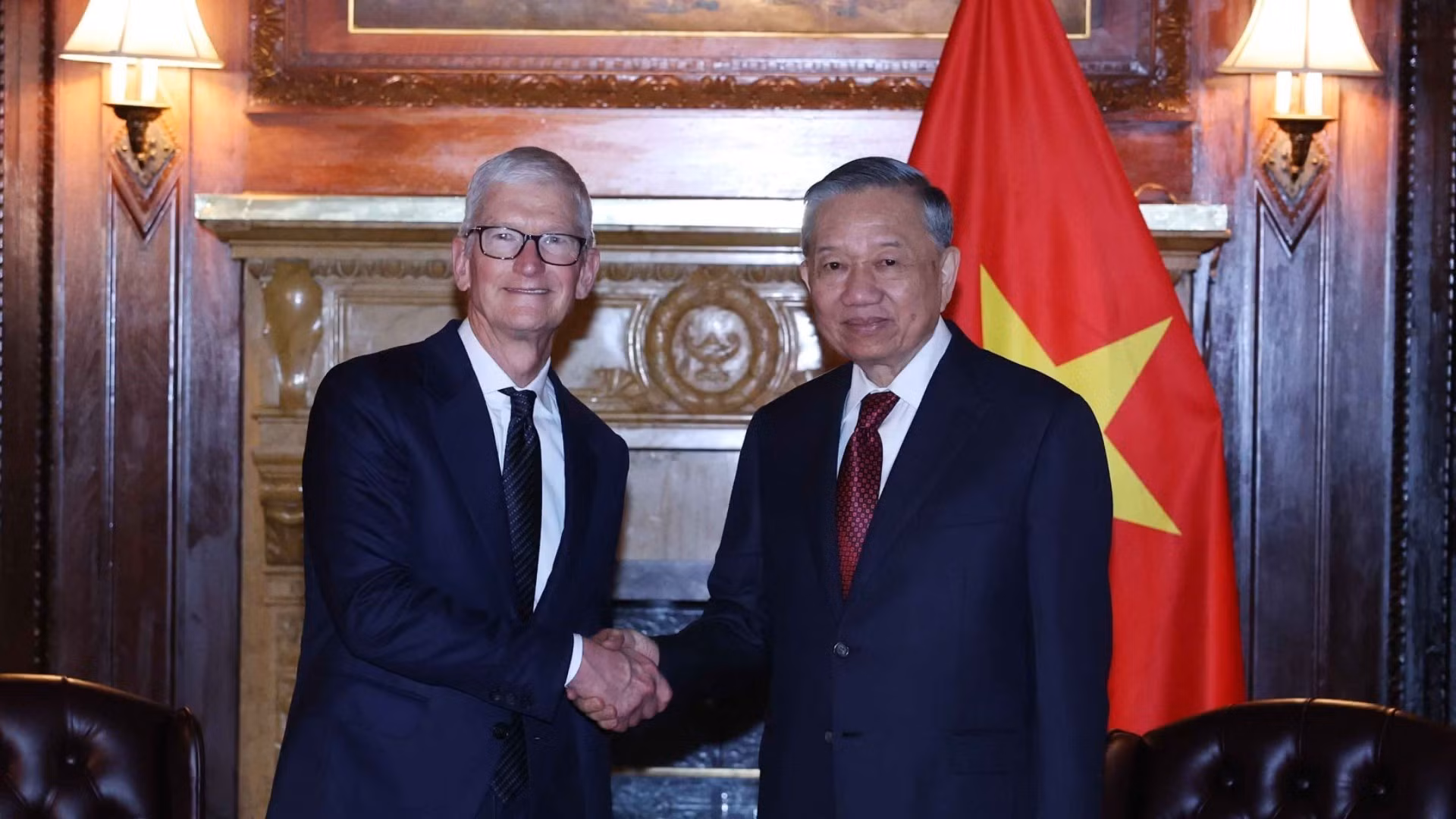 General Secretary and President To Lam meets with Apple Executive Chair Tim Cook. (Photo: Thong Nhat/VNA)