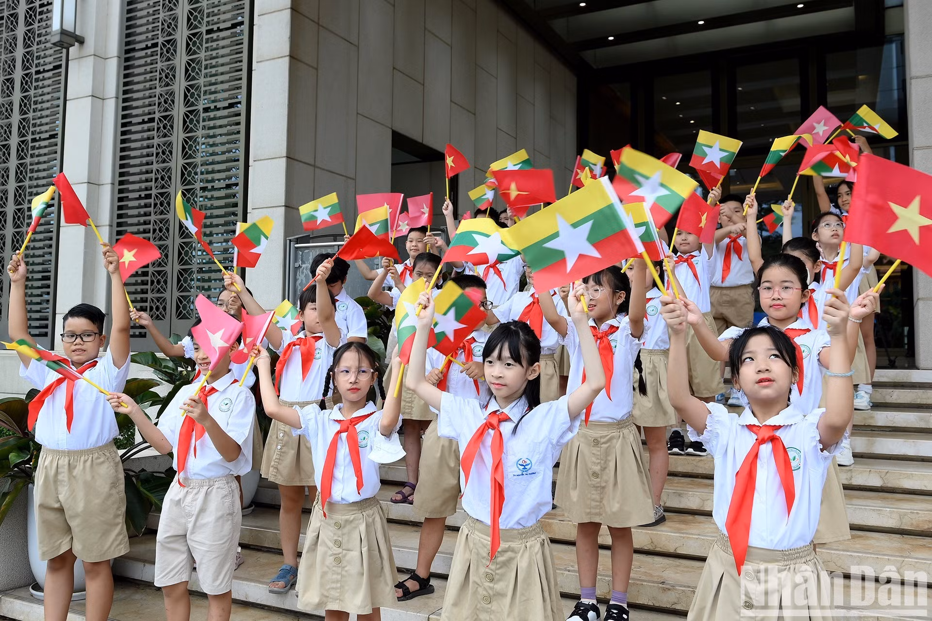 Ha Noi children welcome President of the Republic of the Union of Myanmar Min Aung Hlaing and his spouse Kyu Kyu Hla on their official visit to Viet Nam.