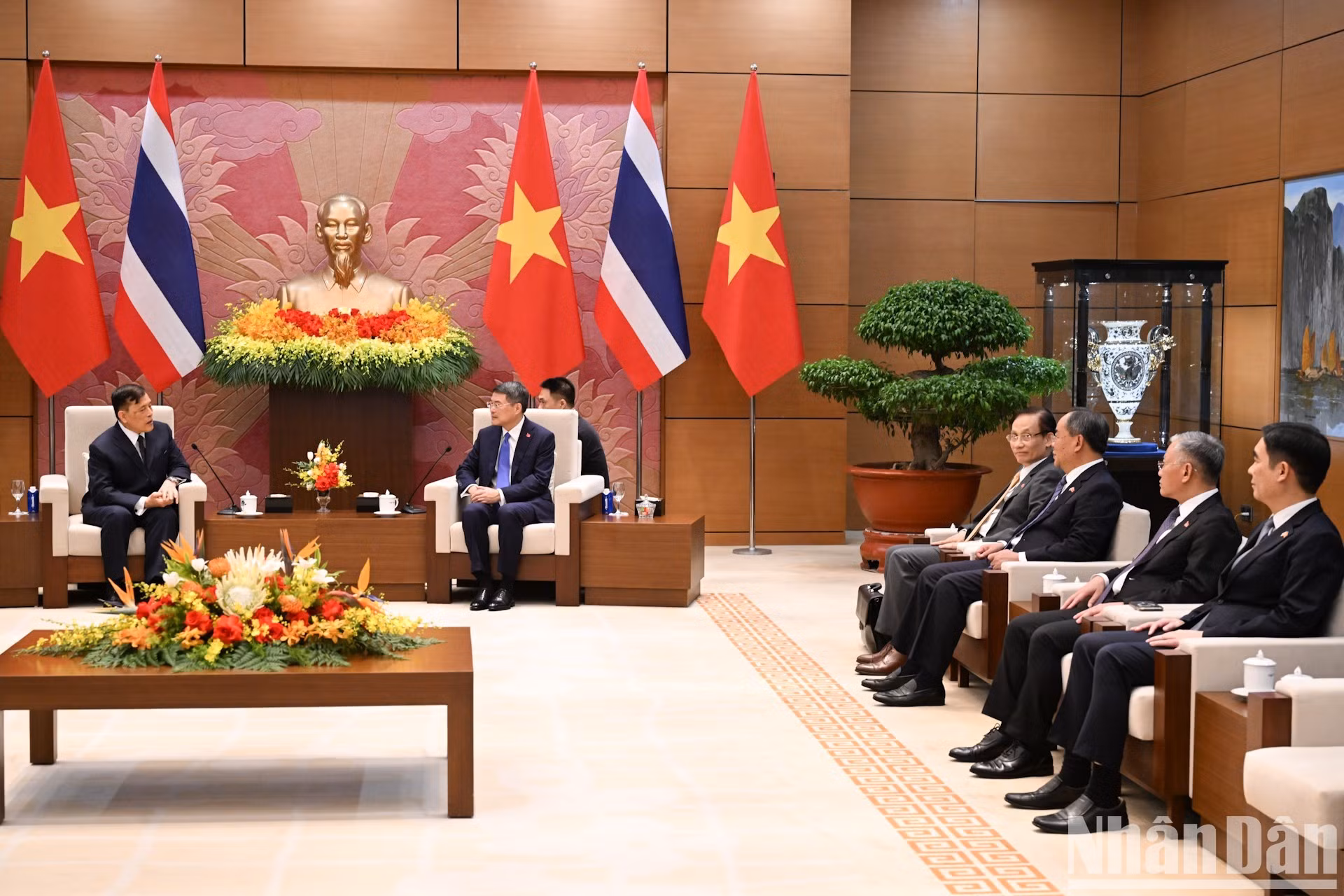 Prime Minister Le Minh Hung and members of the Vietnamese Government receive King of the Kingdom of Thailand Maha Vajiralongkorn Phra Vajiraklaochaoyuhua. (Photo: TRAN HAI)