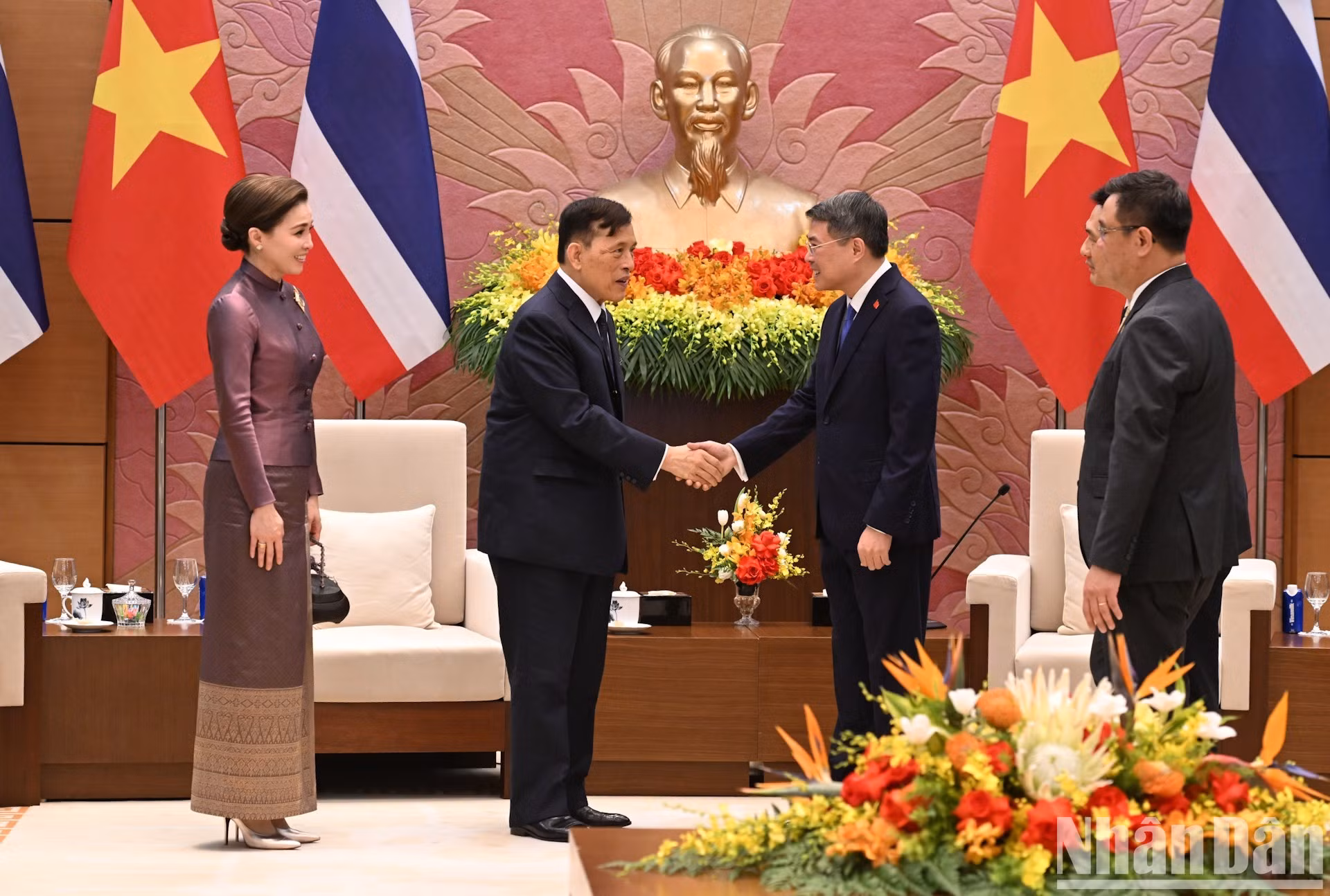 Prime Minister Le Minh Hung welcomes King of the Kingdom of Thailand Maha Vajiralongkorn Phra Vajiraklaochaoyuhua and the Queen. (Photo: TRAN HAI)