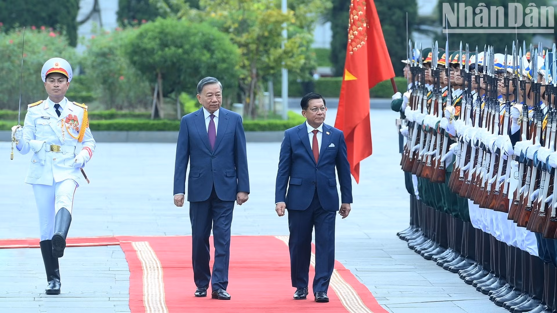 General Secretary and President To Lam and Myanmar President Min Aung Hlaing review the Guard of Honour of the Viet Nam People’s Army at the welcoming ceremony. (Photo: DANG KHOA)