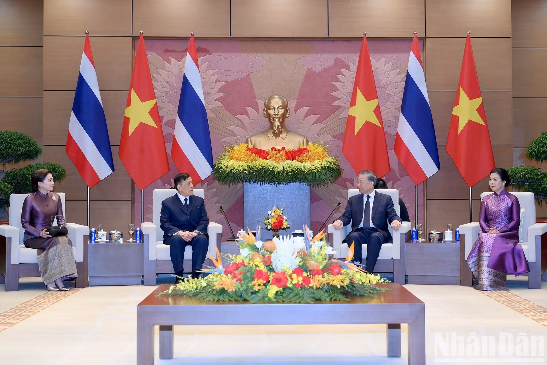General Secretary and President To Lam and his spouse with King of Thailand Maha Vajiralongkorn Phra Vajiraklaochaoyuhua and the Queen at the talks.