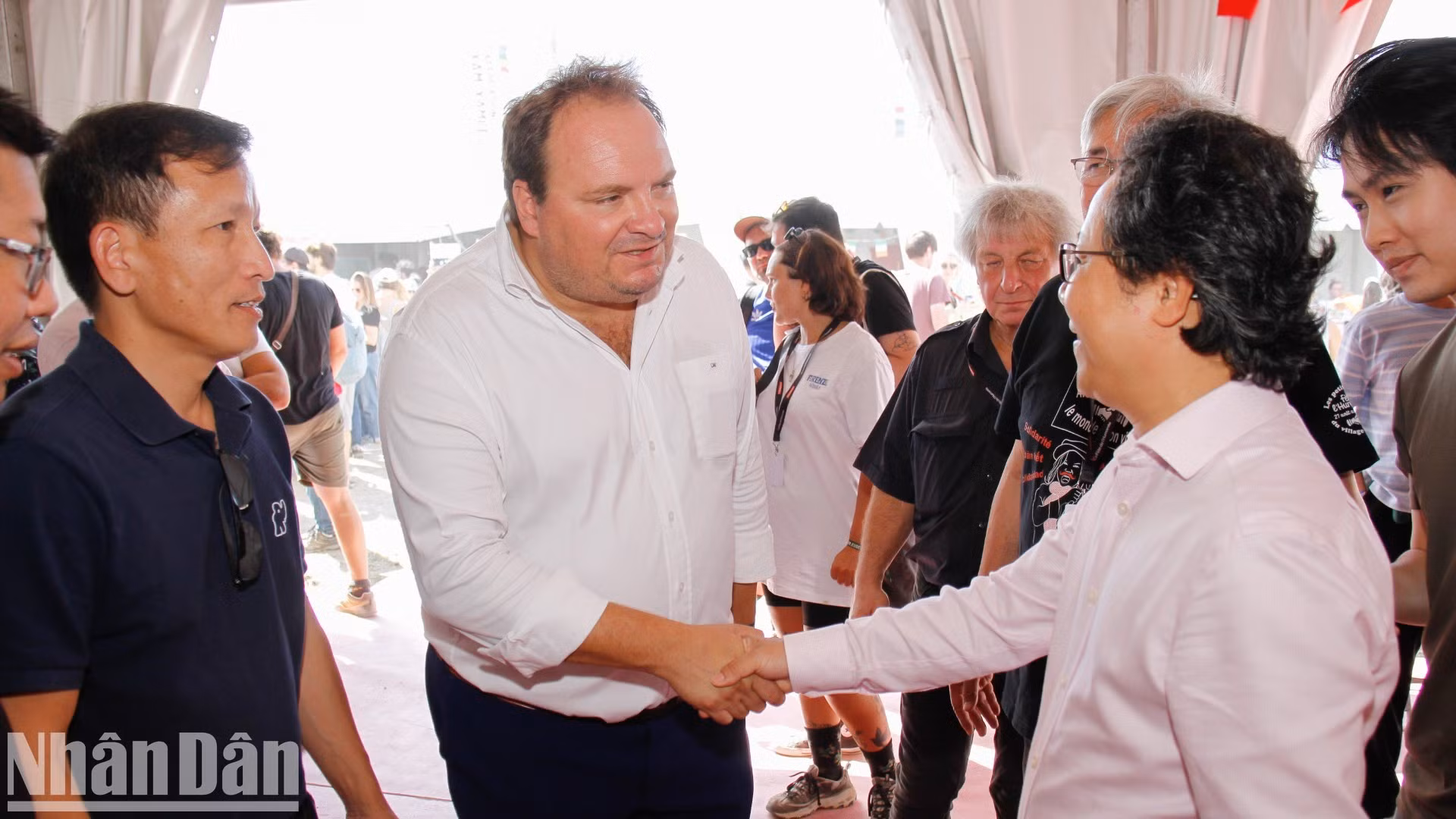Vu Mai Hoang, Director of the Technology Department and Deputy Chairman of the Nhan Dan Newspaper Branch of the Journalists’ Association, and Head of the Nhan Dan Newspaper delegation attending the L’Humanité Festival, welcomes Comrade Fabien Gay, Senator and Editor-in-Chief of L’Humanité, to the Vietnamese exhibition space.