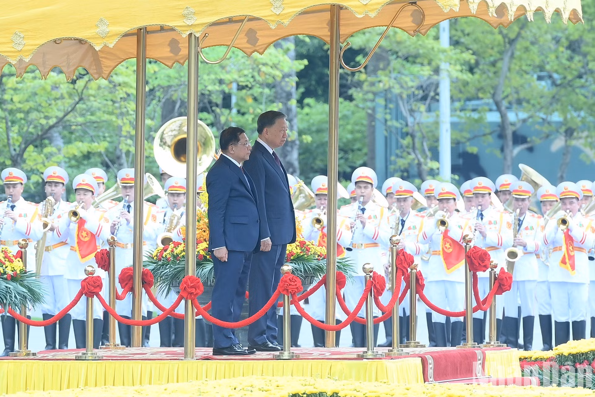 General Secretary and President To Lam and Myanmar President Min Aung Hlaing listen to the military band playing the national anthems of the two countries.