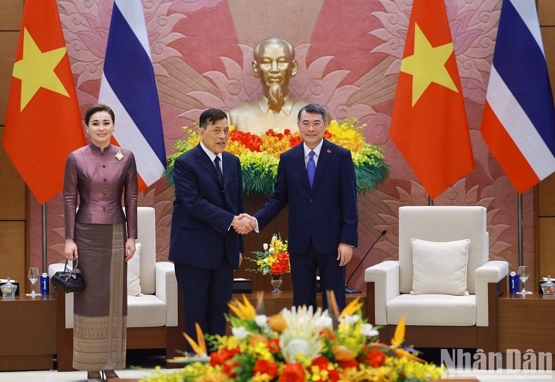 Prime Minister Le Minh Hung welcomes King of the Kingdom of Thailand Maha Vajiralongkorn Phra Vajiraklaochaoyuhua and the Queen. (Photo: TRAN HAI)