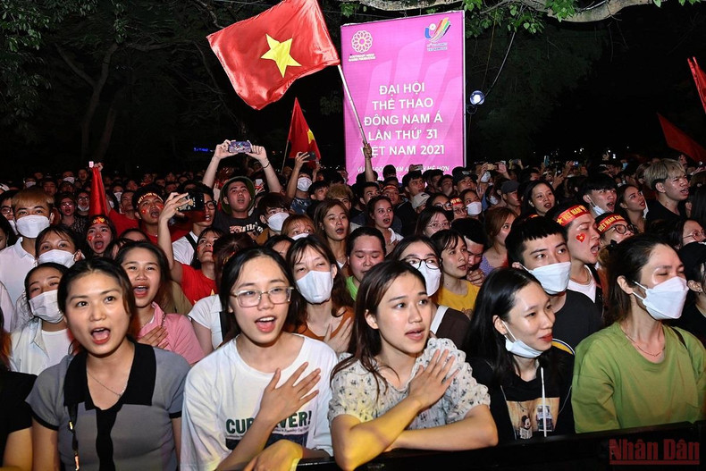 SEA Games 31: Football fans flood the streets to celebrate Vietnam U23 victory ảnh 8