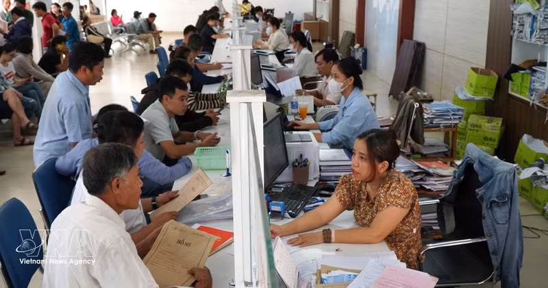 People come to do procedures at the “one-stop shop” of the People’s Committee of Hoa Vang district, Da Nang city. (Photo: VNA)