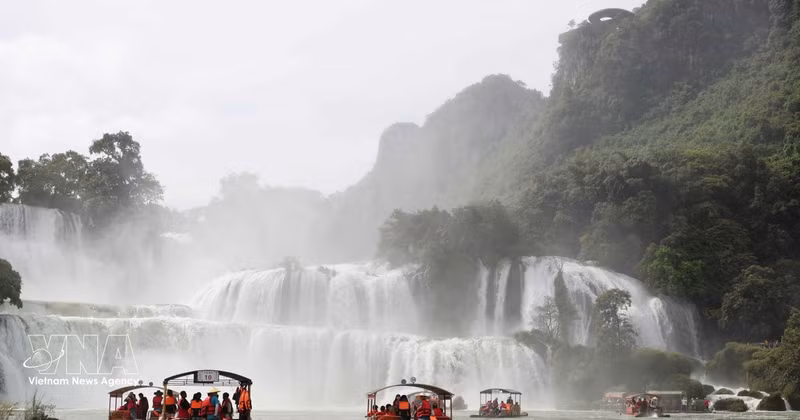 The cross-border tourism area Ban Gioc (Viet Nam) – Detian (China) Waterfalls attracts thousands of visitors each day. (Photo: VNA)