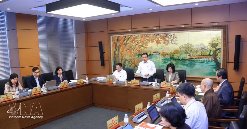 Deputies in a group discussion (Photo: VNA)