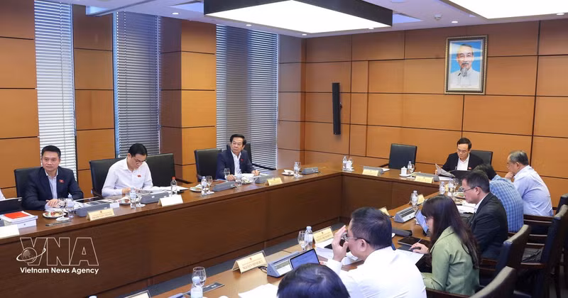 The delegation of National Assembly deputies from Ho Chi Minh City holds a group discussion. (Photo: VNA) 