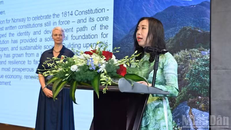 Deputy Minister of Foreign Affairs Le Thi Thu Hang speaks at the event.
