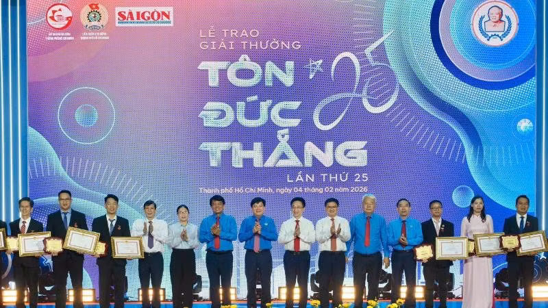Outstanding engineers and workers receive Ton Duc Thang Award. (Photo: HOANG HUNG)