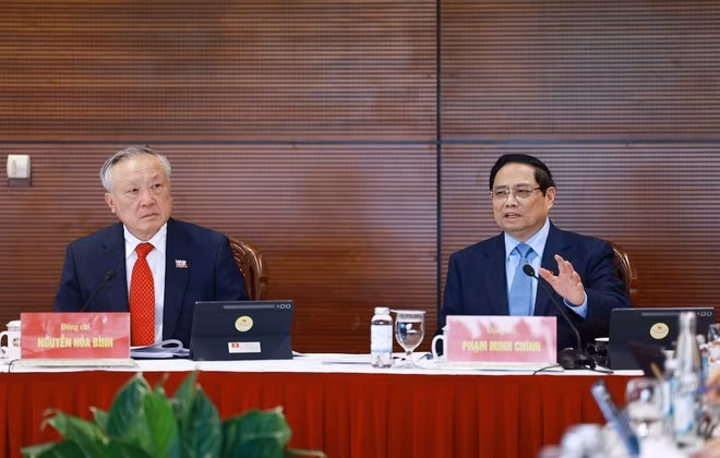 PM Pham Minh Chinh (R) speaks at the discussion (Photo: VNA)