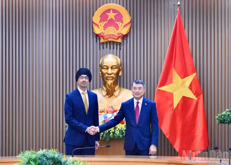 Prime Minister Le Minh Hung (R) receives Singaporean Ambassador to Viet Nam Rajpal Singh in Ha Noi on August 12 (Photo: NDO)