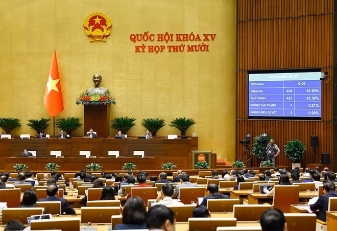 The National Assembly votes to pass the revised Law on Execution of Criminal Judgments. (Photo: VNA)