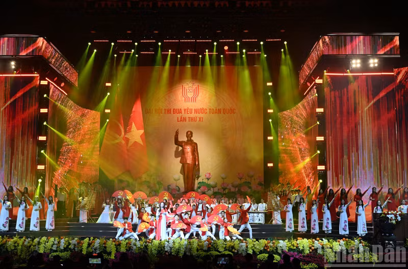 An art performance celebrating the 11th National Patriotic Emulation Congress.