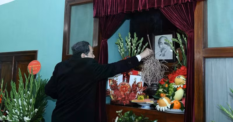 NA Chairman Tran Thanh Man pays tribute to President Ho Chi Minh. (Photo: DUY LINH)