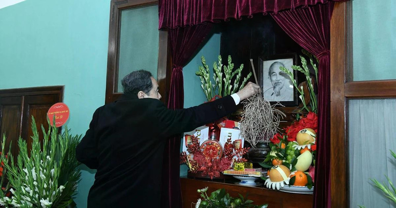 NA Chairman Tran Thanh Man pays tribute to President Ho Chi Minh. (Photo: DUY LINH)