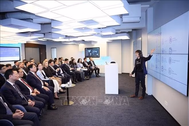 Prime Minister Pham Minh Chinh and delegates are introduced about the centre. (Photo: VNA)