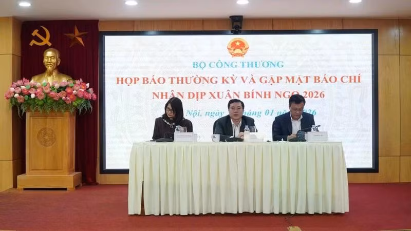 The sixth round of reciprocal tariff negotiations with the US is expected to take place next week, according to Deputy Minister of Industry and Trade Nguyen Sinh Nhat Tan (centre) (Photo: moit.gov.vn)