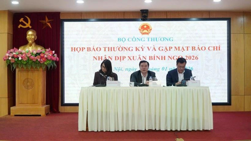 The sixth round of reciprocal tariff negotiations with the US is expected to take place next week, according to Deputy Minister of Industry and Trade Nguyen Sinh Nhat Tan (centre) (Photo: moit.gov.vn)