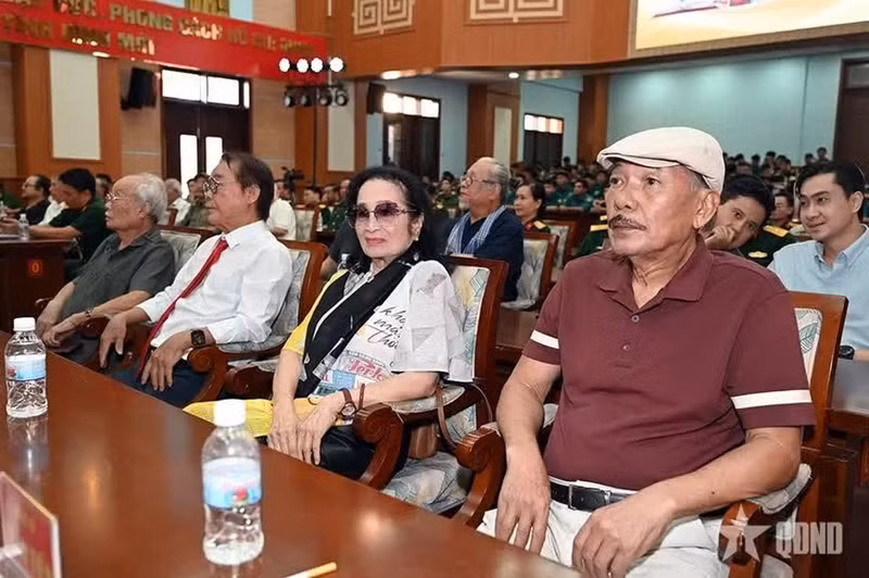 Artists attend the gathering. (Photo: qdnd.vn)